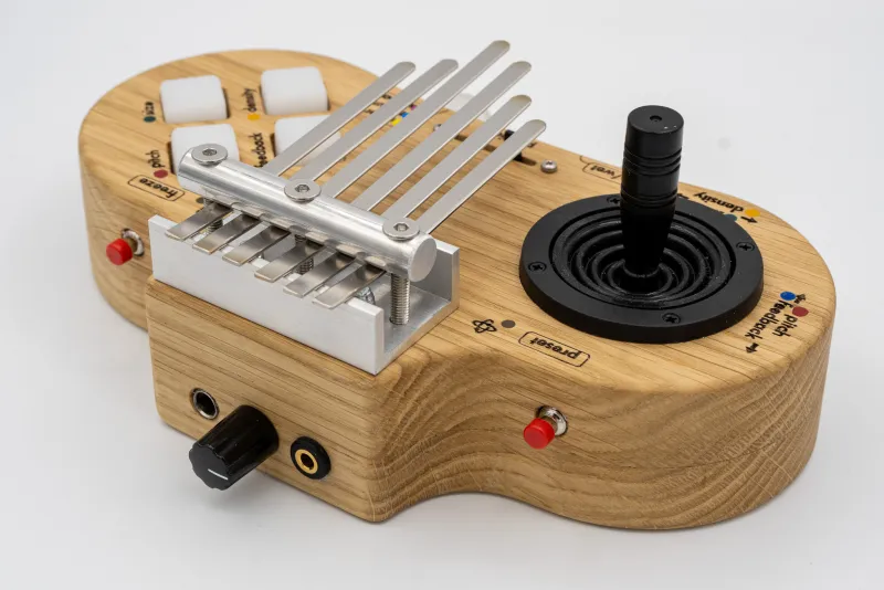 Grain Kalimba aus Eiche mit Joystick, seitliche Ansicht