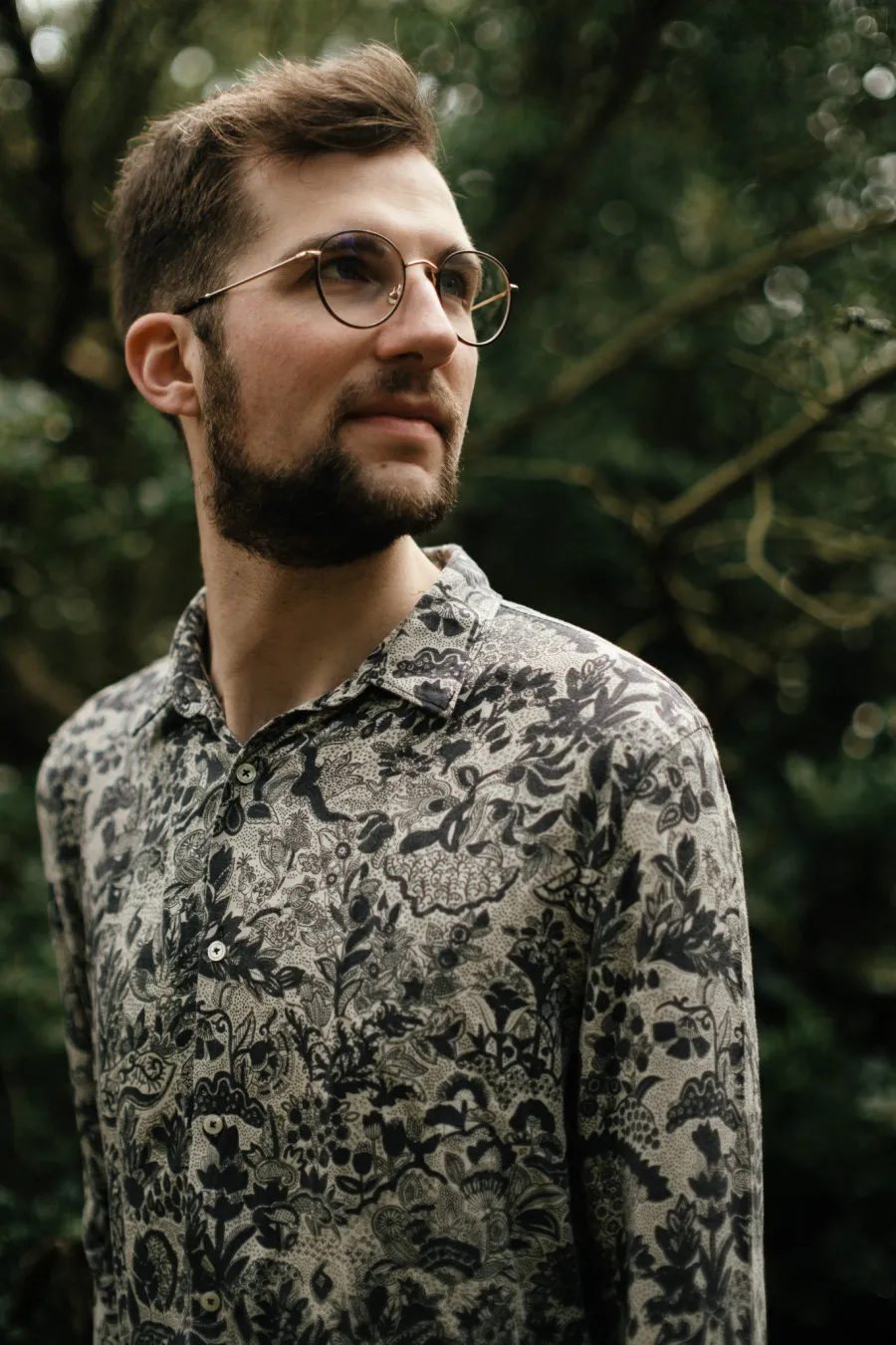 Porträt von Jonny Kölbl mit Brille und gemustertem Hemd