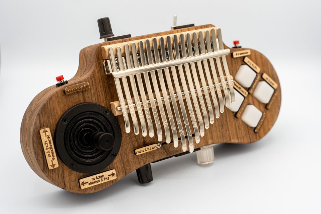 Erster Prototyp der Grain Kalimba aus Nussholz