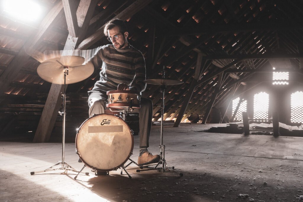 Jonny Kölbl spielt JoKo Drums auf einem Dachboden