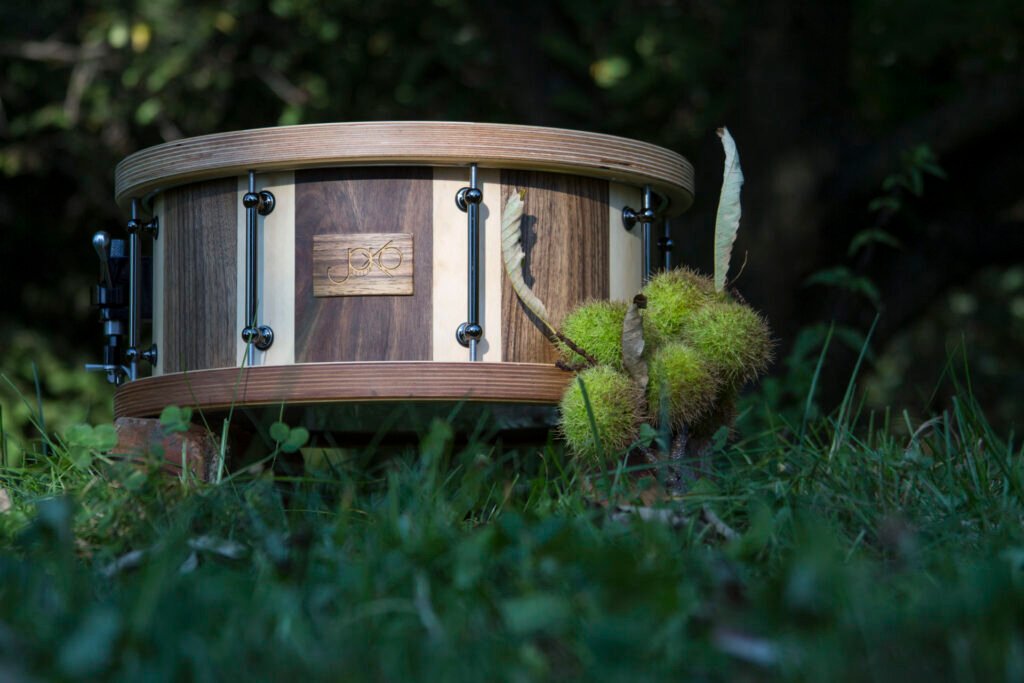 JoKo Drum Snare aus Nussholz mit Kastanien im Gras