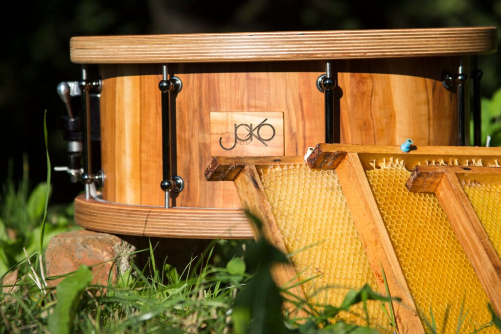 JoKo Drum Snare aus Apfelholz neben Bienenwaben
