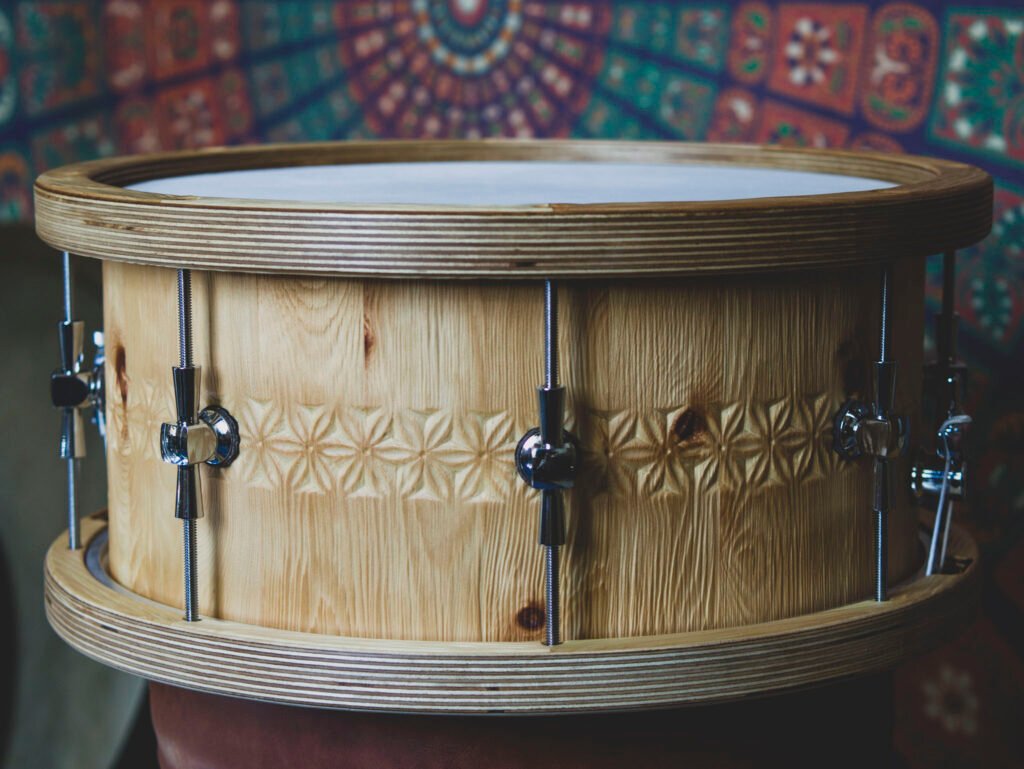 JoKo Drum aus Kiefer mit geschnitztem Sternmuster