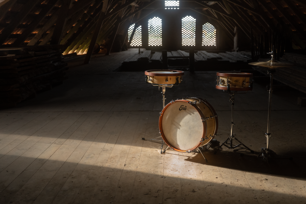 JoKo Drums Melodic Drum Set auf einem Dachboden im Gegenlicht