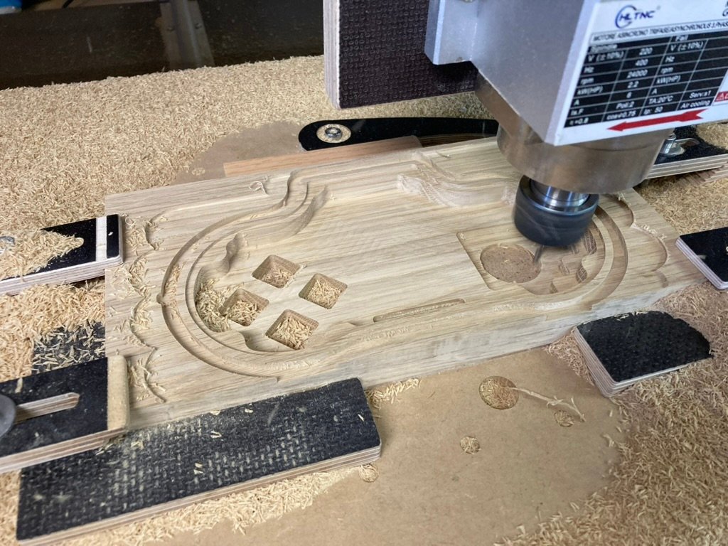 CNC-Fräse fräst das Holzgehäuse der Grain Kalimba