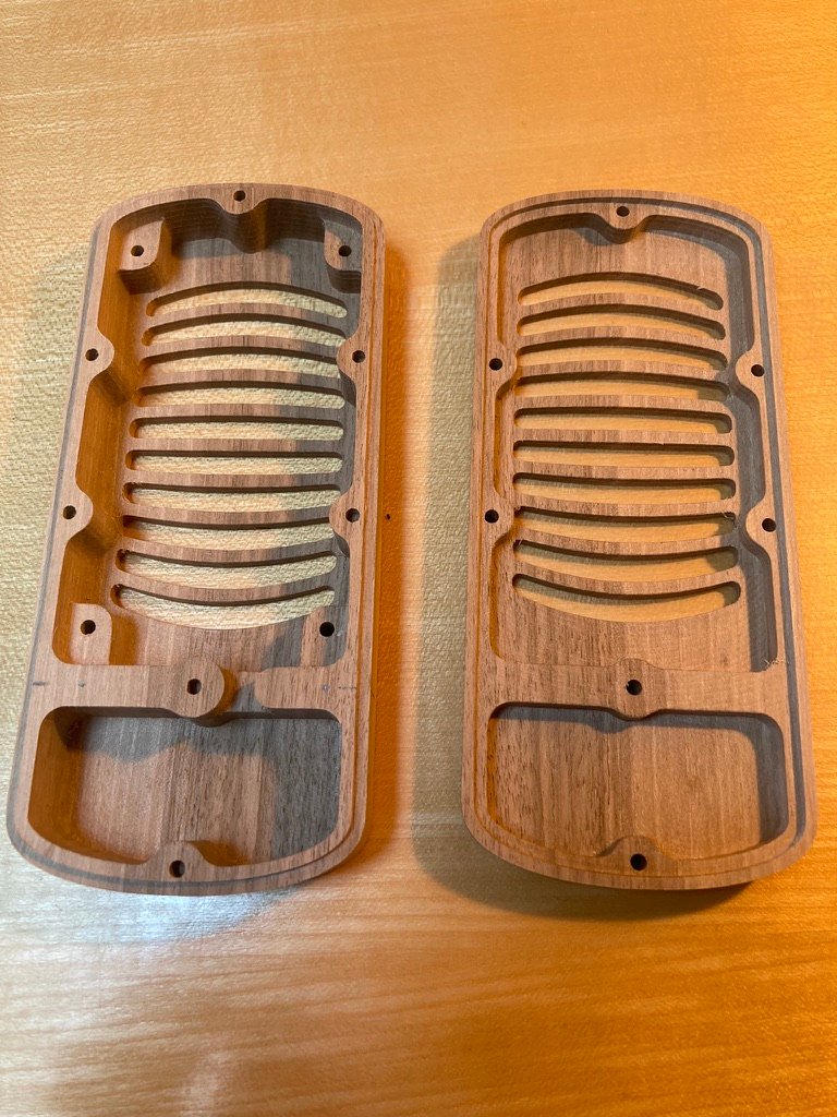 Zwei gefräste Gehäusehälften aus Holz für den neuen Lousa-Prototyp