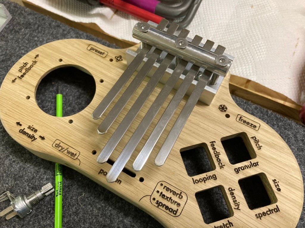 Grain Kalimba mit Lasergravur der Bedienelemente
