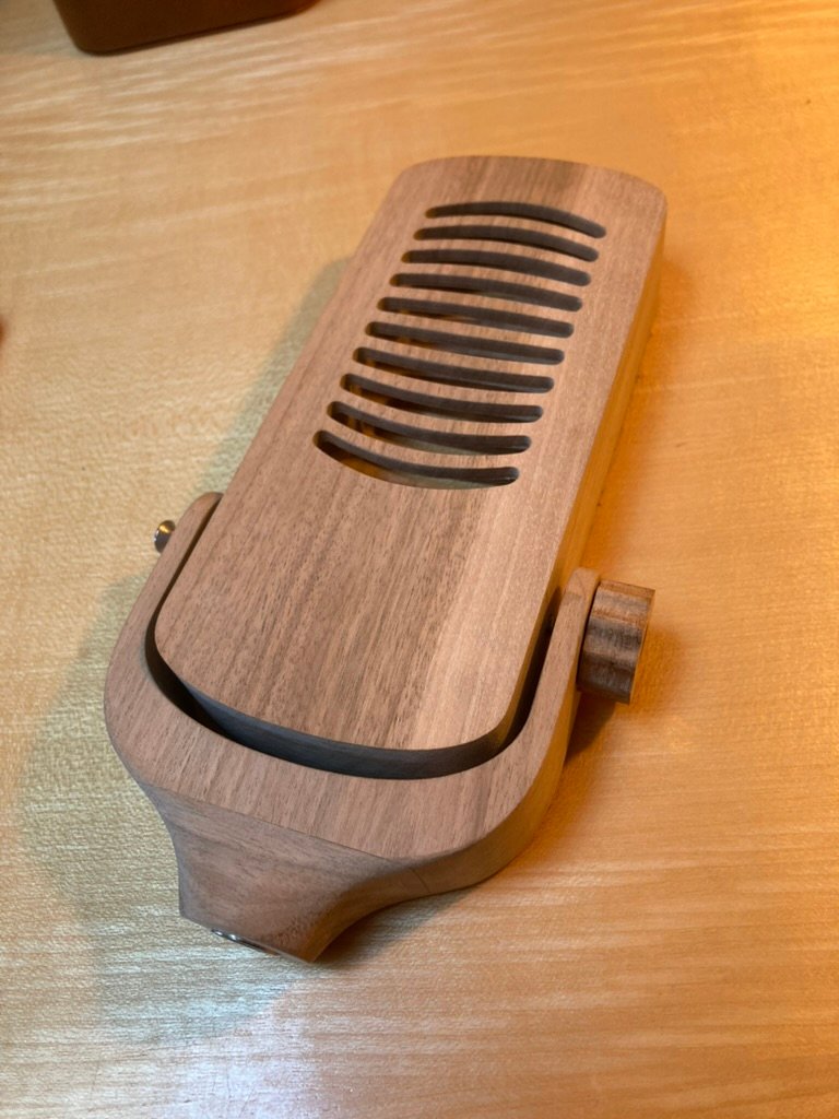 Neuer Prototyp des Bändchenmikrofons Lousa mit gefrästem Holzgehäuse