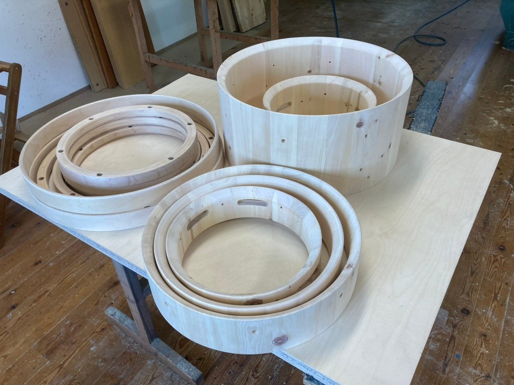 Rohe Trommelkessel aus Zirbenholz für ein kleines Pocket-Drumset