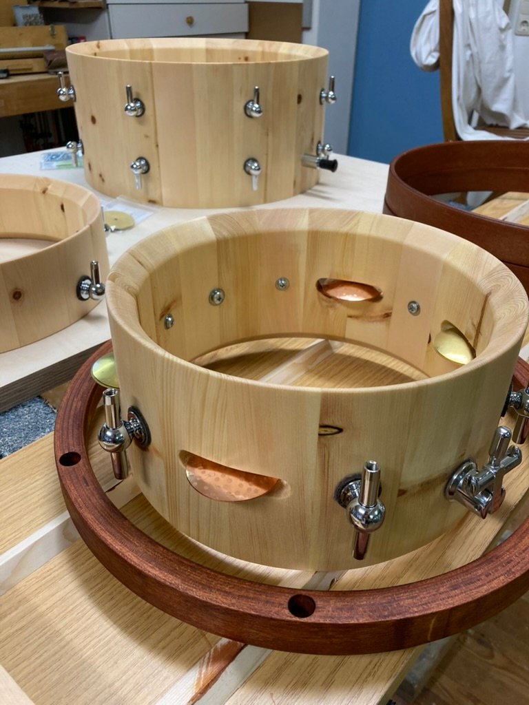 Kessel des Tiny Pocket Drum Kits aus Zirbe in der Werkstatt
