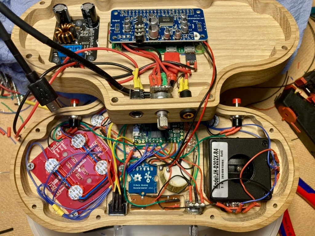Elektronik und Platine im Inneren der Grain Kalimba