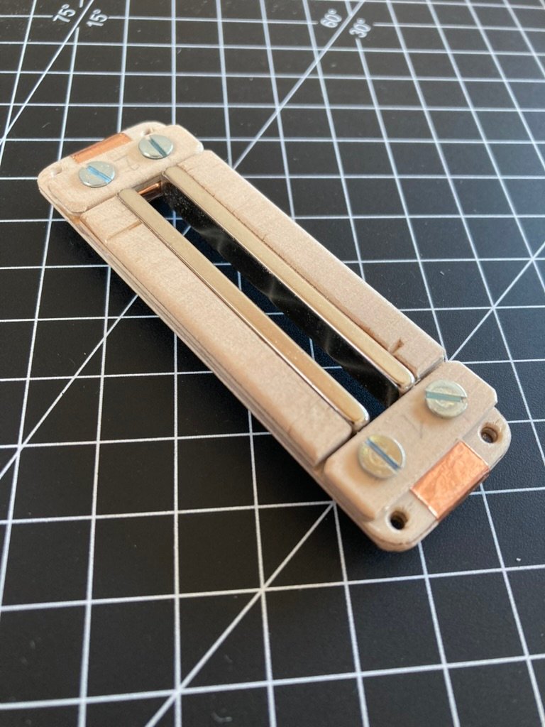 Bändchenmotor des Mikrofons Lousa aus Holz und Aluminium
