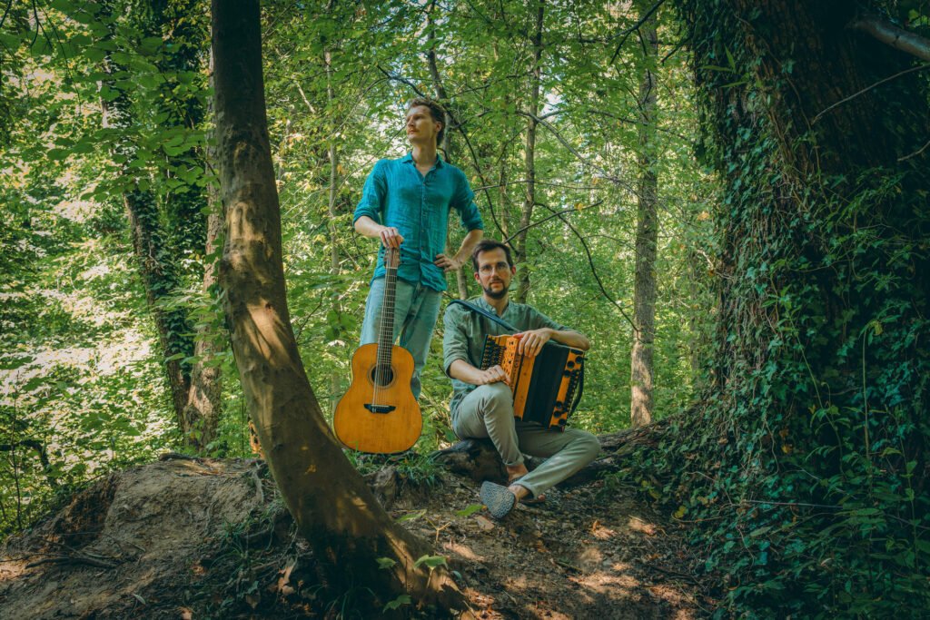 Tim & Jonnic mit Gitarre und Steirischer Harmonika im Wald