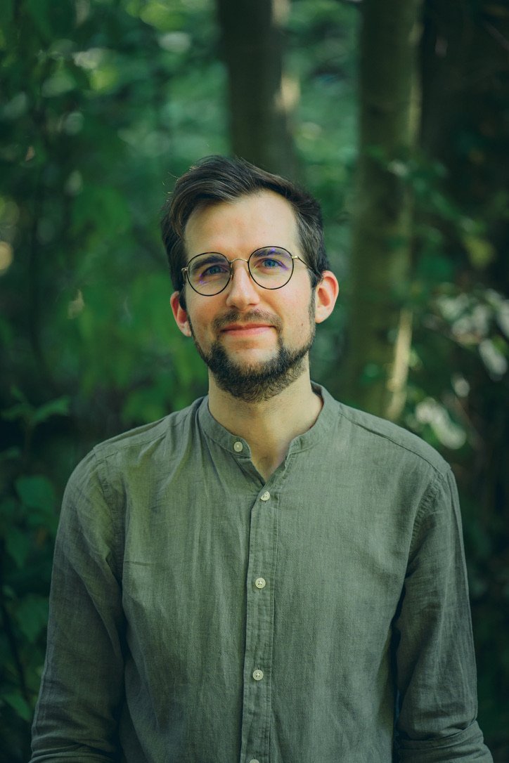 Porträt von Jonny Kölbl mit Brille im Wald