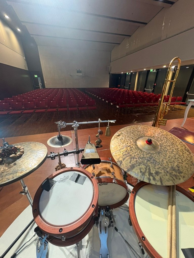 JoKo Drums Tiny Pocket Drum Set auf einer Konzertbühne