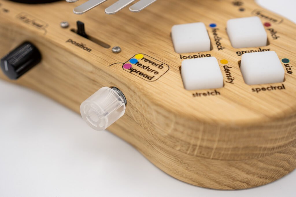 Taster und Schieberegler der Grain Kalimba aus Eichenholz