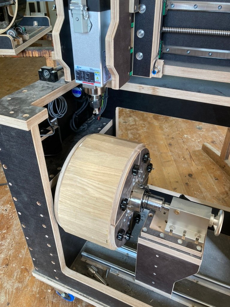 Selbst gebaute CNC-Fräse fräst einen Trommelkessel von außen