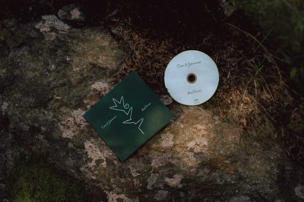 CD diaTonic von Tim & Jonnic auf moosigem Stein