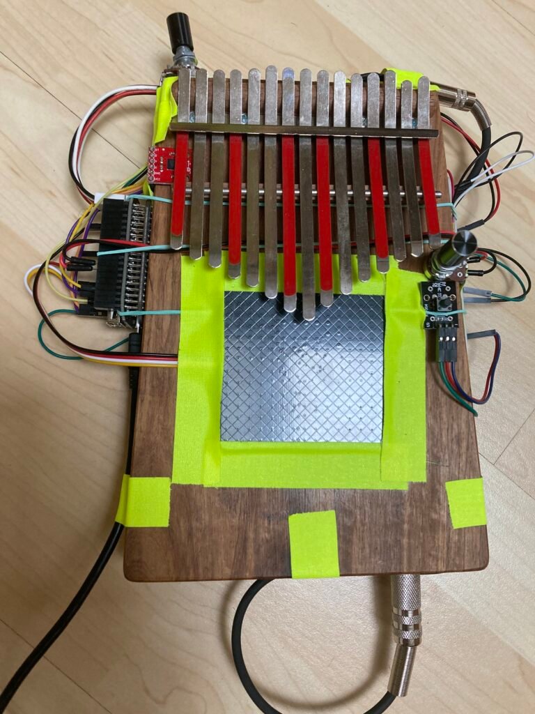 Erster Prototyp der Grain Kalimba mit Sensor und Kabeln