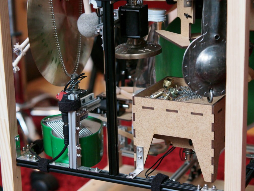 Detail der Acoustic Drum Machine mit Hubmagneten und Schlagkörpern