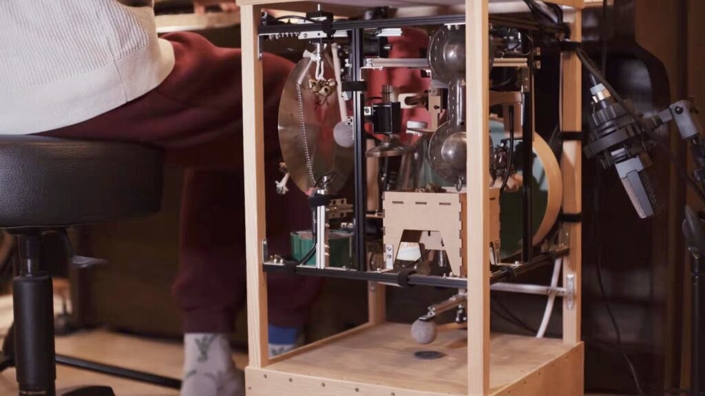 Acoustic Drum Machine: Holzgestell mit Hubmagneten, Becken und Glas