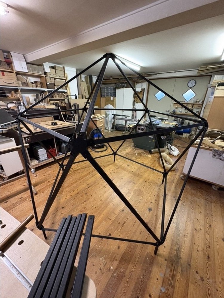 Probeaufbau des Ikosaeder-Domes für Microcosm in der Werkstatt