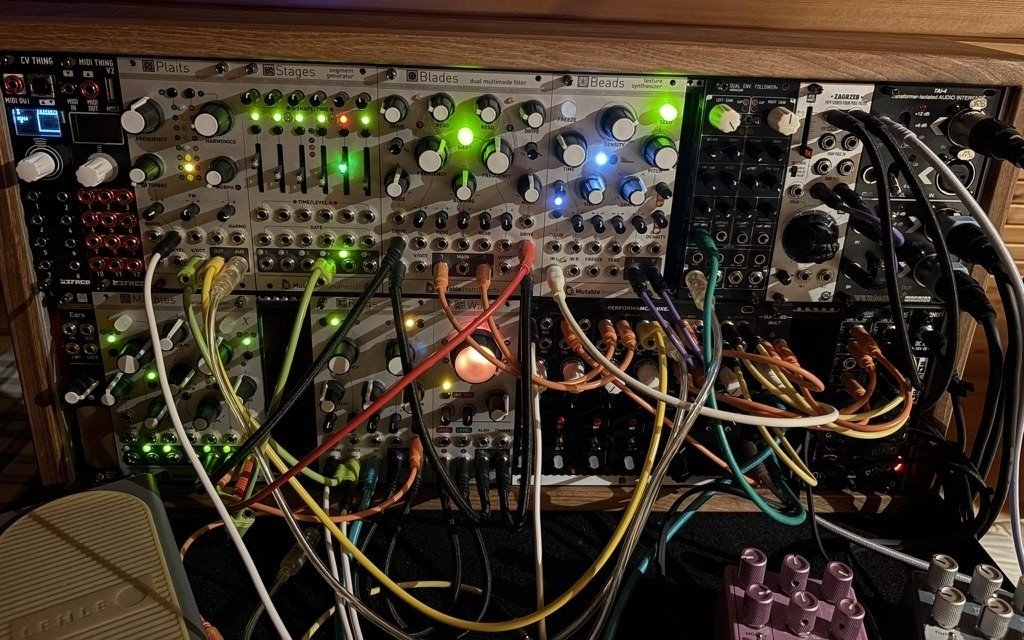 Eurorack-Modularsynthesizer mit Patchkabeln von Microcosm