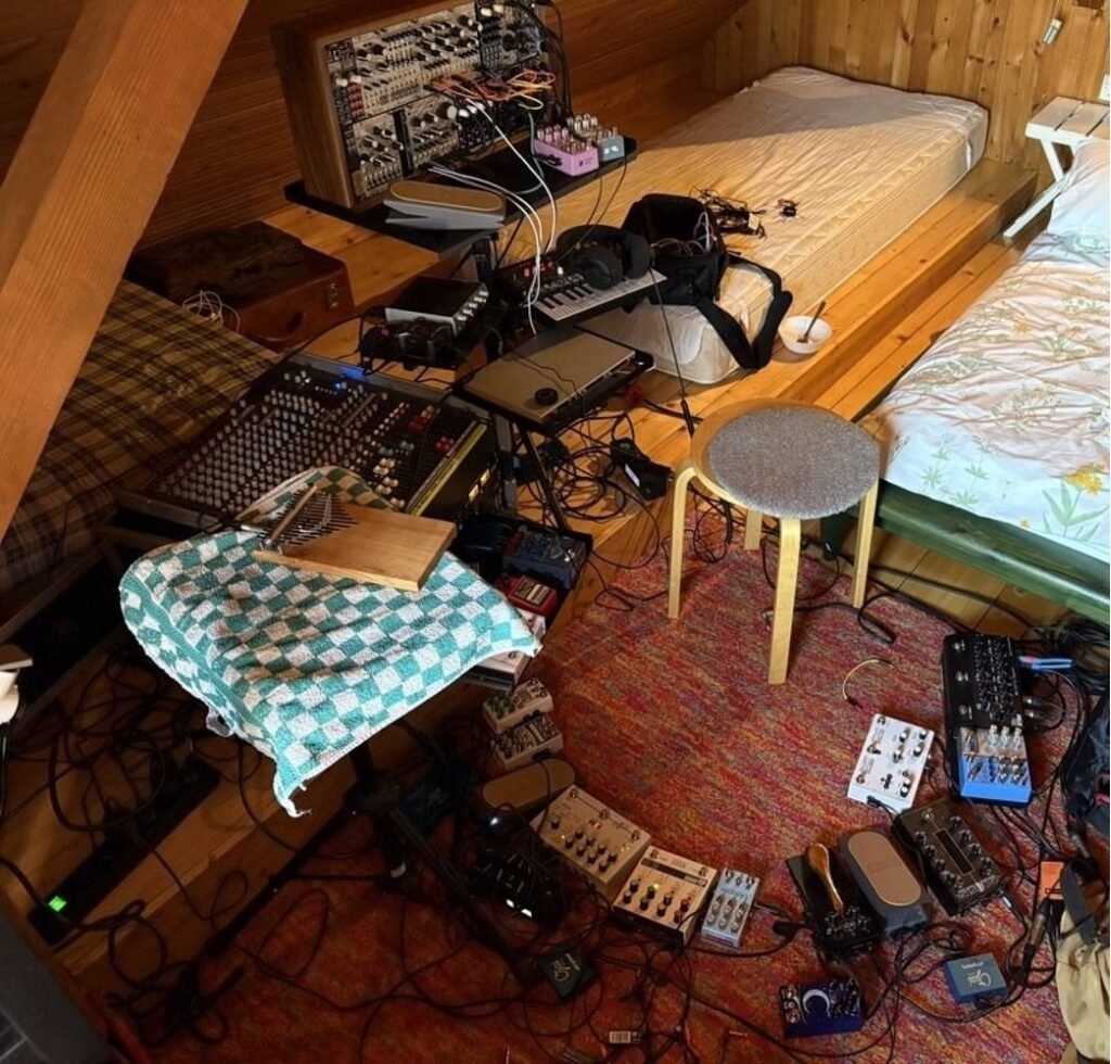 Arbeitsquartier mit Live-Setup auf der Hütte in Kroatien, Microcosm-Klausur