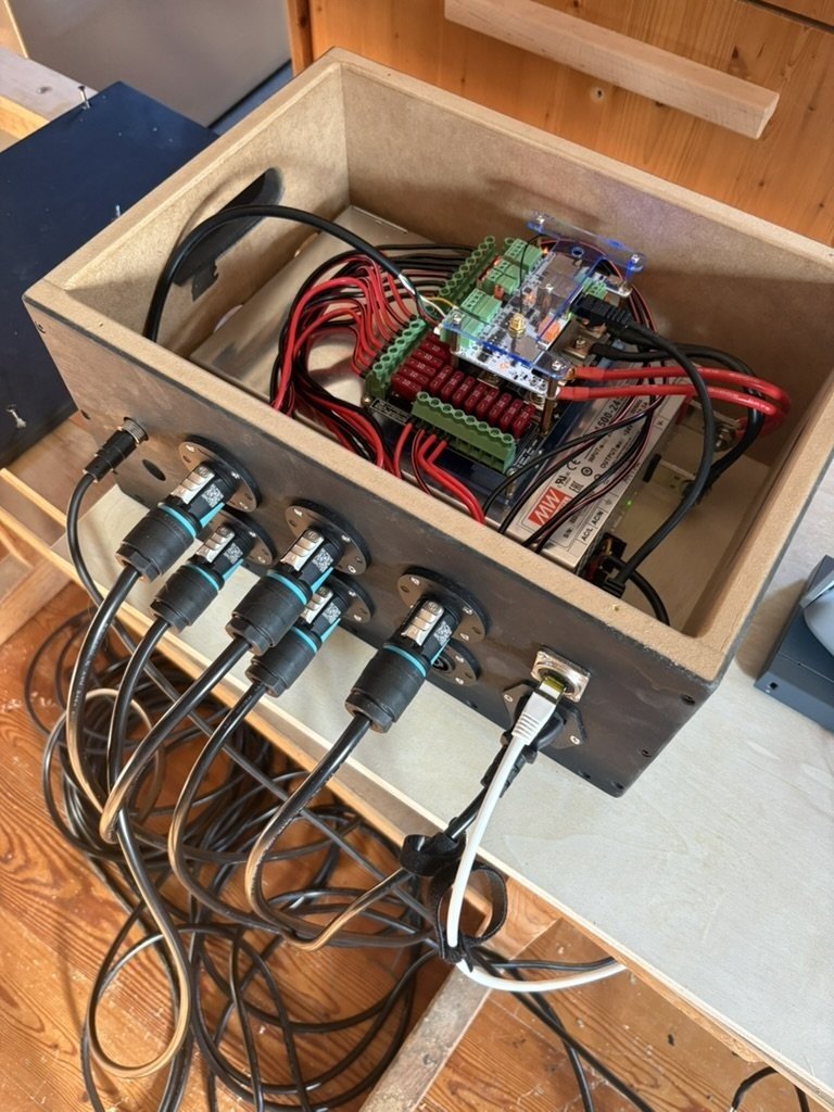 Selbst gebaute Steuerbox mit LED-Controller und Kabeln für Microcosm