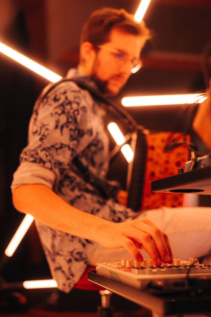 Jonny Kölbl am Modularsynthesizer bei Microcosm