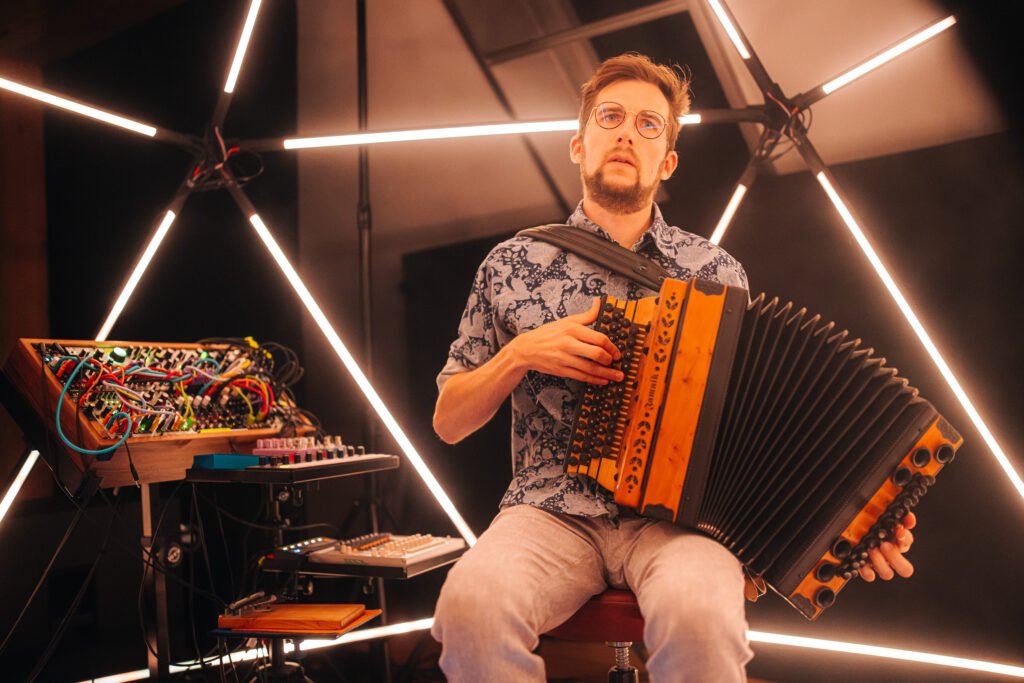 Jonny Kölbl spielt Steirische Harmonika im Microcosm-Dome
