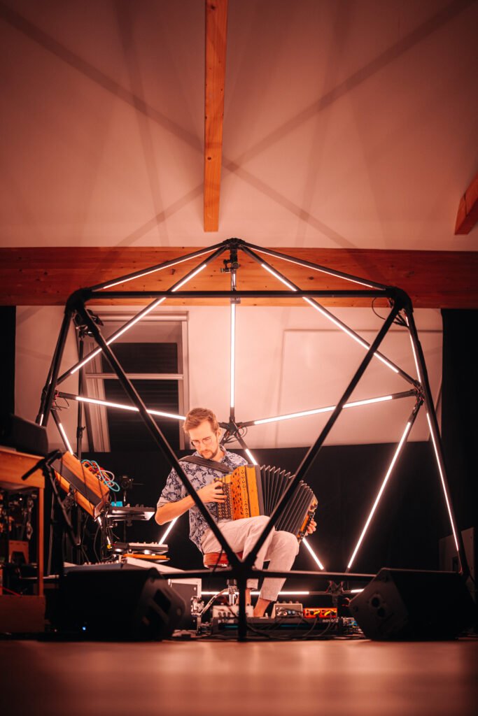 Jonny Kölbl im leuchtenden Ikosaeder-Dome bei Microcosm