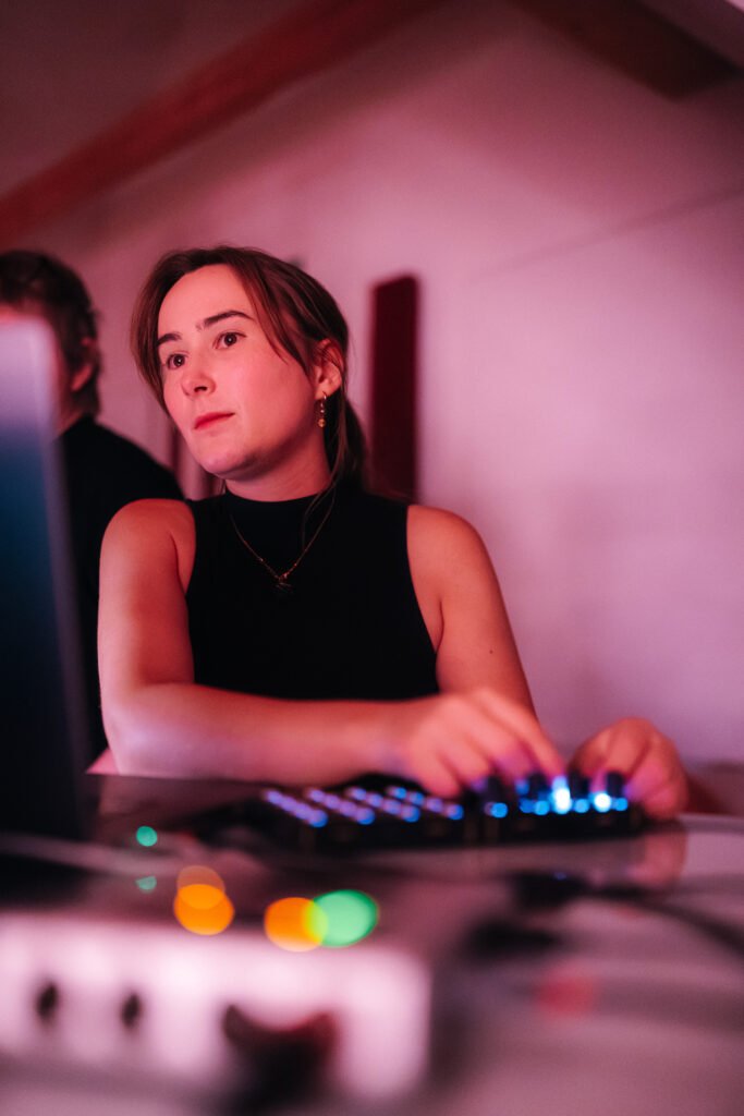 Madeleine Haider steuert die Live-Visuals von Microcosm