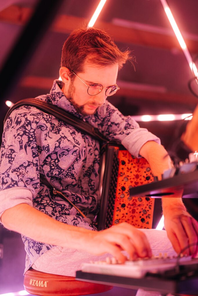 Jonny Kölbl mit Harmonika und Synthesizer bei der Microcosm-Premiere