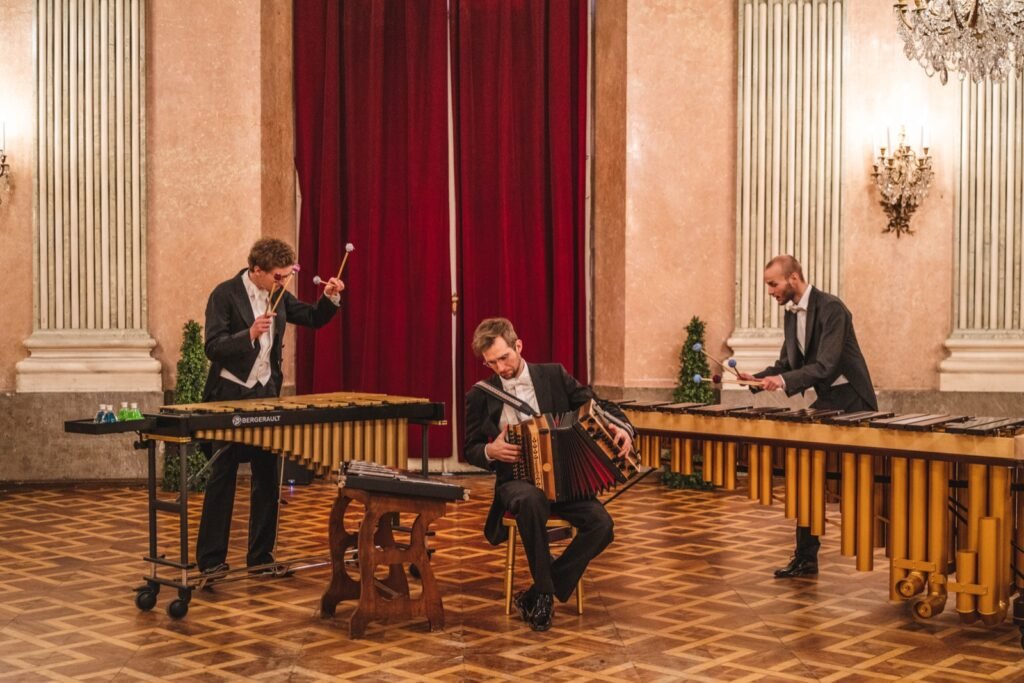 Quetsch ’n’ Vibes spielen im Frack Vibraphon, Steirische Harmonika und Marimba in einem barocken Saal